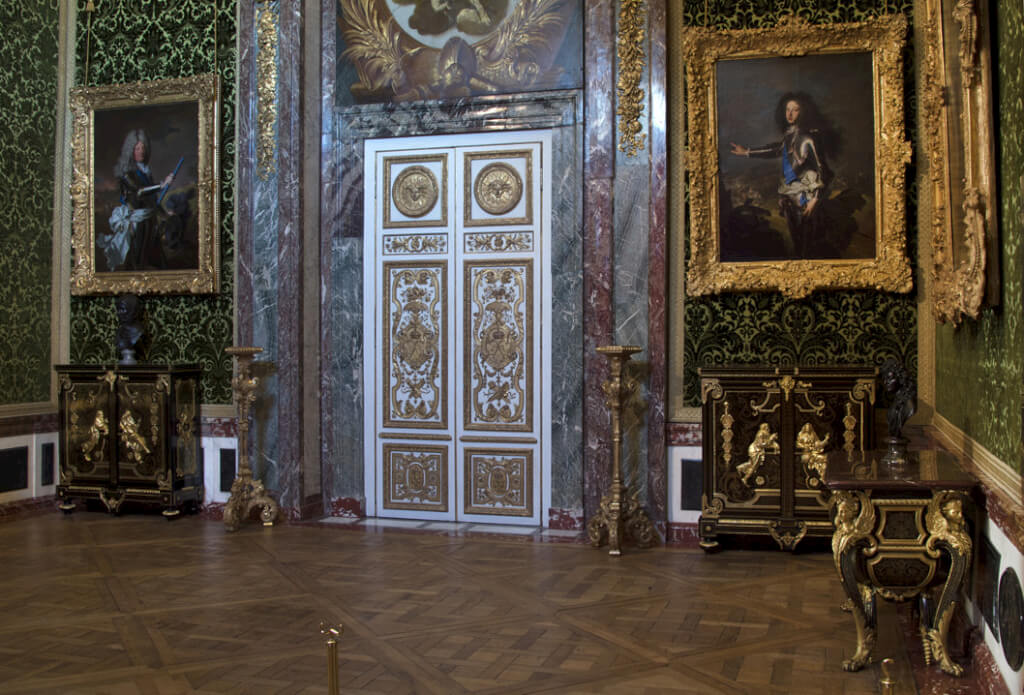 Salon de l'Abondance : porte qui menait autrefois au Cabinet des Médailles de Louis XIV (photo : Château de Versailles/Didier Saulnier)