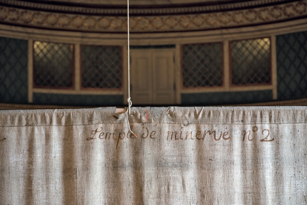 Revers de la frise du 2e plan du décor de scène du Temple de Minerve avec inscription d’origine, à l’encre. © Château de Versailles / Thomas Garnier.